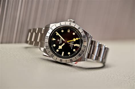 tudor b799020|tudor black bay 1979220.